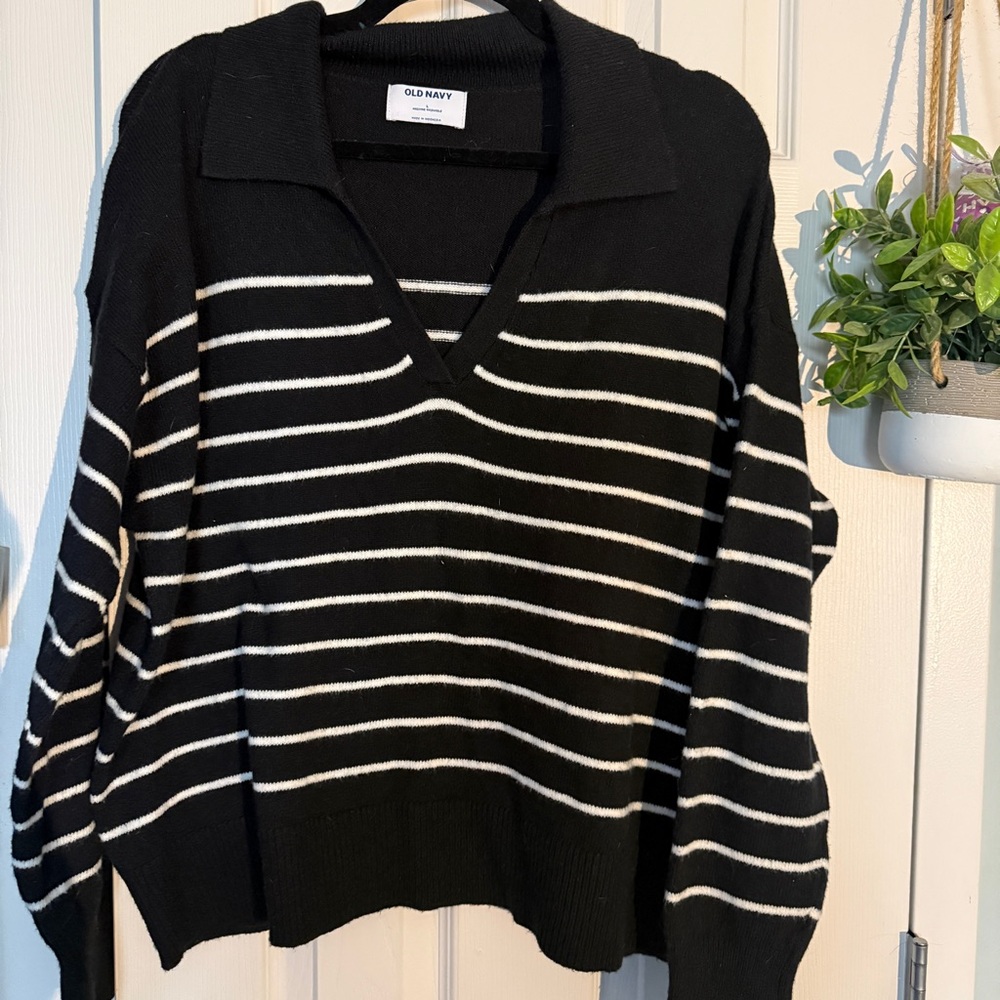 Old Navy Women's Black and White V-Neck Sweater